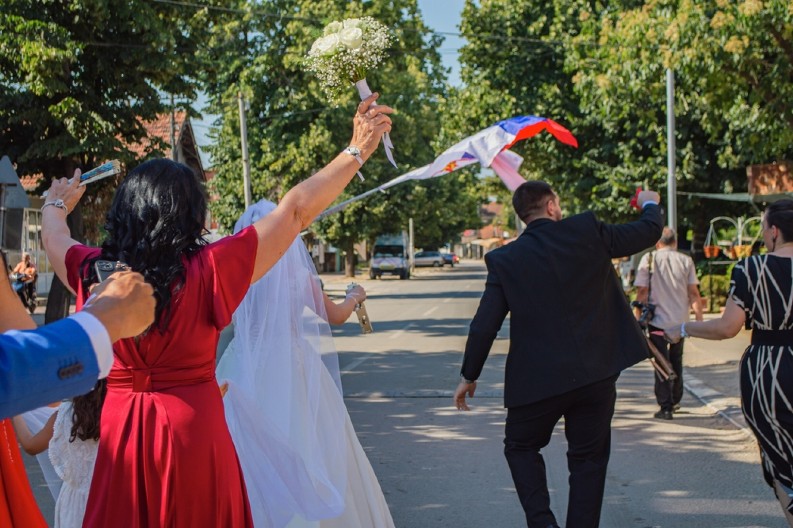 AU, BRE, DA LI JE OVO NORMALNO? Srpkinja celu noć pila na svadbi, kada joj je na kraju veselja prišao konobar, umalo pala sa stolice od šoka! (VIDEO)