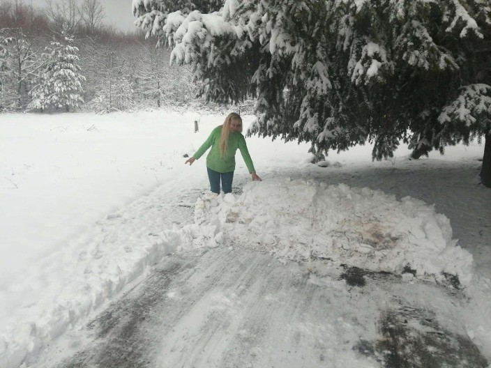 ZORICA NA JEDNOM RAMENU NOSI PUŠKU, NA DRUGOM LEKOVE ZA BOLESNE! Dobra vila sa Radan planine - grad menjala za divljinu! (FOTO)