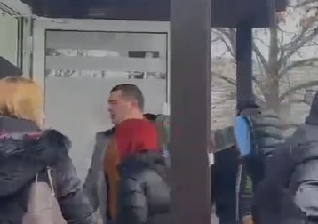 "AJDE DECO, SLOBODNO" Skandal! Čovek Zelenovića i Petrovića tera maloletnike da "osvajaju" komunalno preduzeće! (VIDEO)