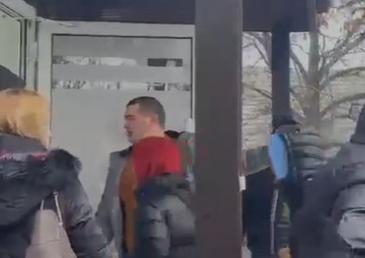 "AJDE DECO, SLOBODNO" Skandal! Čovek Zelenovića i Petrovića tera maloletnike da "osvajaju" komunalno preduzeće! (VIDEO)