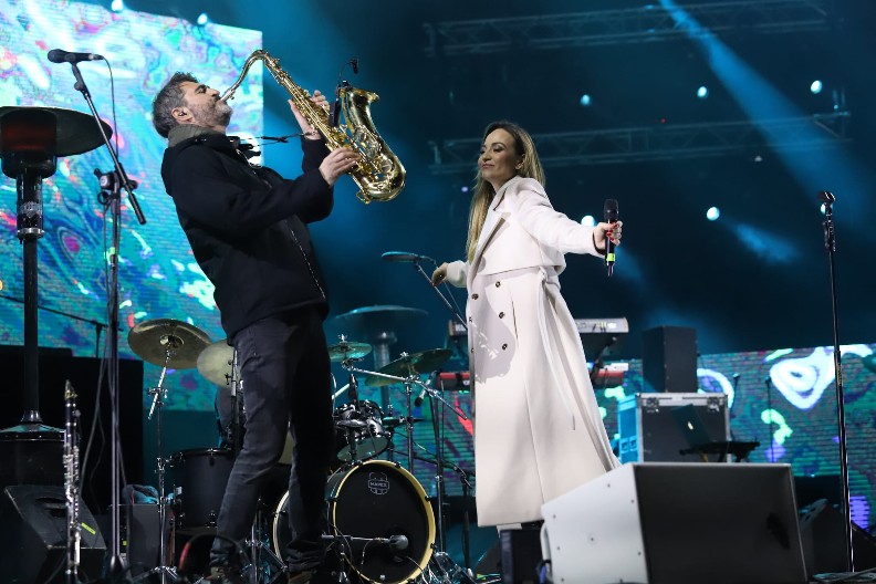 JELENA TOMAŠEVIĆ SE POJAVILA SA TORBOM OD 2.000 EVRA Pevačica sa stilom pristigla na koncert regionalne koleginice!