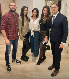 CECA SA GOLIM STOMAKOM, U PAPUČAMA I BEZ TRUNKE ŠMINKE! Pogledajte kako je dočekala goste na krsnoj slavi, isplivala fotka iz vile! (FOTO)