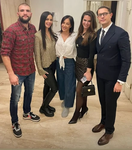 CECA SA GOLIM STOMAKOM, U PAPUČAMA I BEZ TRUNKE ŠMINKE! Pogledajte kako je dočekala goste na krsnoj slavi, isplivala fotka iz vile! (FOTO)