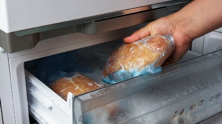 EVO KAKO MOŽETE DA ODLEDITE MESO ZA SAMO 10 MINUTA Trik za koji ni najbolji kuvari ne znaju