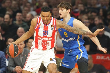 CRVENO-BELI DOČEKALI BOLOMBOJA, ON RAZBIO MAKABI Zvezda se igrala sa živcima navijača, pa savladala Makabi za povratak u zonu plej-ina