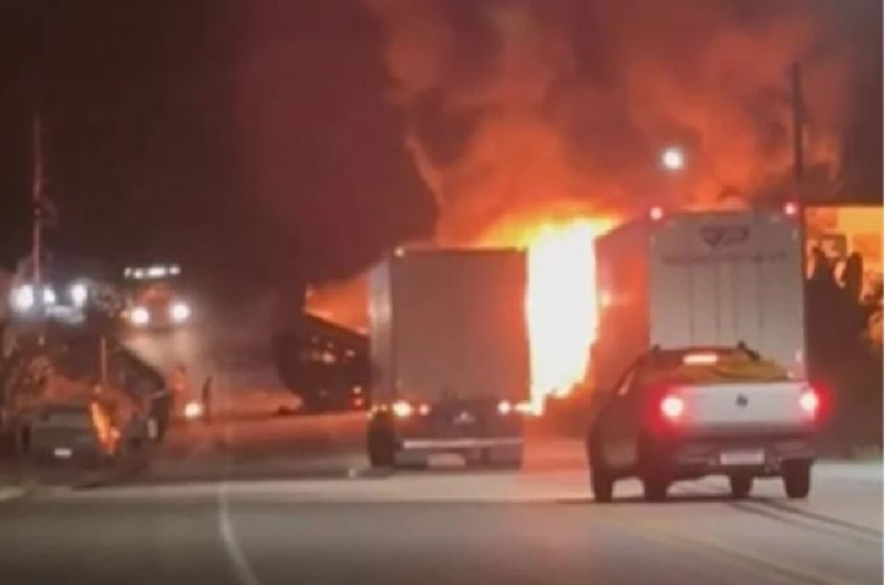 STRAVIČAN SUDAR KAMIONA I AUTOBUSA: Poginule 22 osobe (VIDEO)