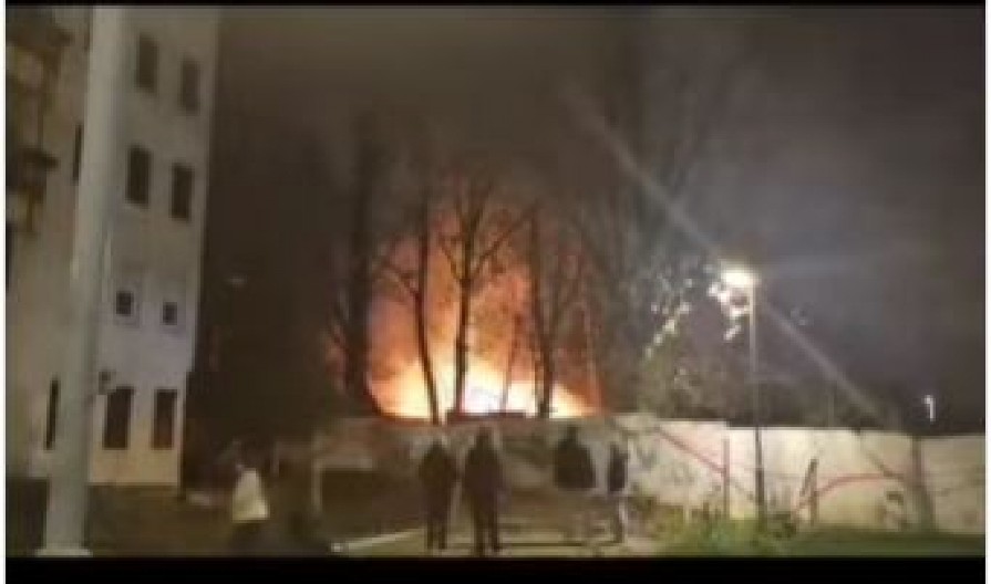 DRAMA NA BEŽANIJSKOJ KOSI: Zapalila se kuća, komšije tvrde da unutra ima ljudi (VIDEO)