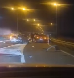 SAOBRAĆAJNA NEZGODA KOD NOVE PAZOVE Delovi automobila rasuti po putu (VIDEO)