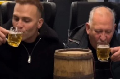 ANDREJ ŠOKIRAO ČITAV VAGON PUTNIKA Seo pored čiče i počeo da vadi pivo i hranu - snimak zapalio internet kao hepo kockica! (VIDEO)