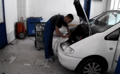 VIC DANA Piroćanac ulazi u auto servis i pita...
