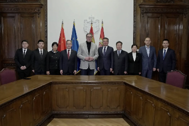 POSEBNA PAŽNJA POSVEĆENA ZNAČAJU RAZMENE ISKUSTAVA U LEČENJU NAJTEŽIH BOLESTI Vučić sa kineskim vojnim zdravstvenim radnicima o unapređenju saradnje u medicini (FOTO)