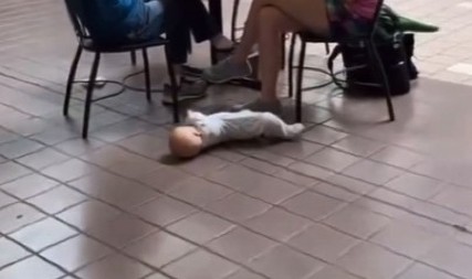 MAJKO MILA, IMAJU LI OVI RODITELJI OČI? Dok oni bezbrižno ručaju, beba se valja na prljavom podu - pljušte osude u komentarima! (VIDEO)