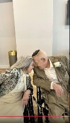 NAJSTARIJI BRAČNI PAR UŠAO U GINISOVU KNJIGU REKORDA Zajedno imaju 202 godine, a slike sa venčanja su hit (Foto)