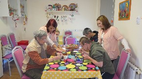 FUNKCIONIŠEMO KAO PORODICA - Dnevni boravak  „Srce u Jabuci“ u Pančevu  nudi pomoć i neguje kreativnost   (VIDEO)