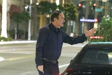 PLIVA U MILIONIMA, A ROĐENOJ MAJCI NE DA NI BELOG DINARA  Ne može da joj oprosti ono što mu je rekla dok je bio mali