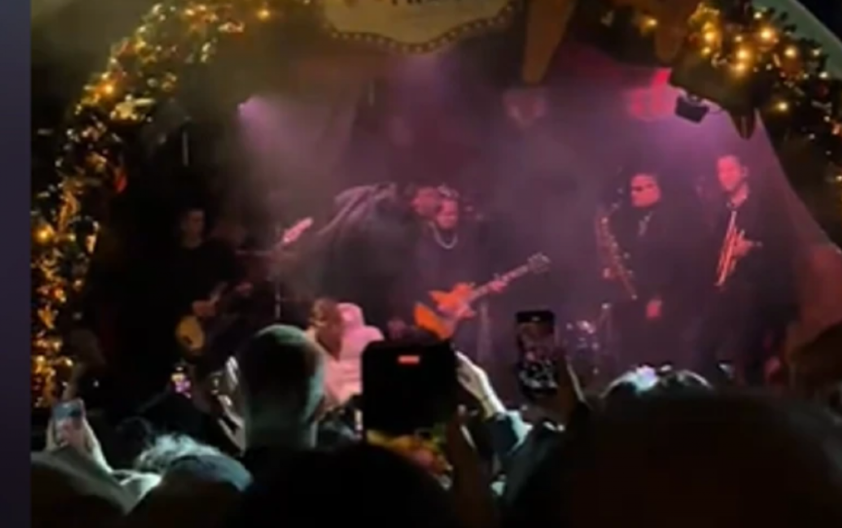 "I ONA SLOMILA NOGU" Pevačica se srušila usred nastupa, usledila hitna reakcija (VIDEO)