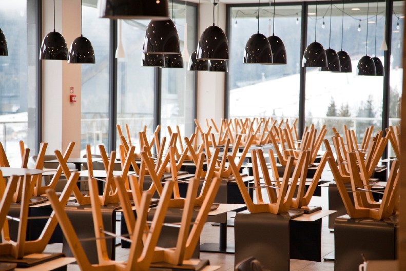 PRONAĐENO 12 TELA U RESTORANU! Policija na nogama