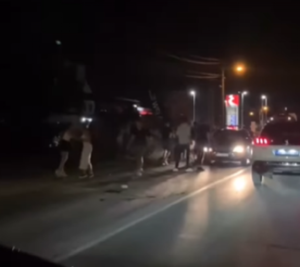 GRUPA HULIGANA PRESRELA DVA KLINCA U ZEMUNU  Razloga napada je BANALAN