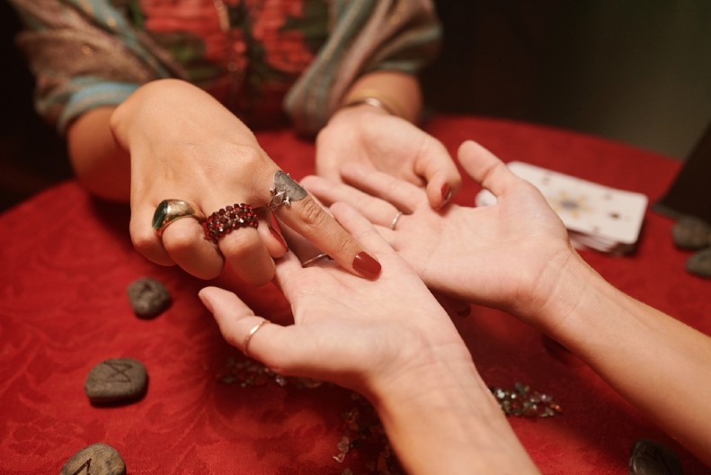 ČITANJE DLANA OTKRIVA BUDUĆNOST Vaša desna šaka može odgovoriti na mnoga pitanja, ovo su neki od obreda