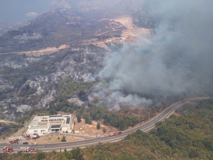 EKSPLOZIJA U CRNOJ GORI, POVREĐEN VATROGASAC "Stanje je KATASTROFA, zahvaćene su kuće" VATRA GUTA SVE PRED SOBOM