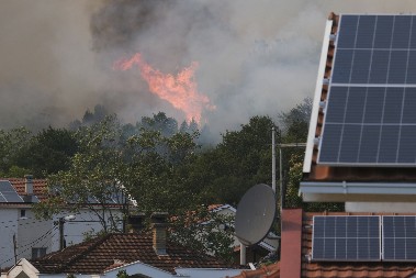 VATRA GUTA SVE PRED SOBOM U CRNOG GORI, NAJKRITIČNIJE U PIPERIMA Helikopter iz Srbije već gasi požar iz vazduha (VIDEO)