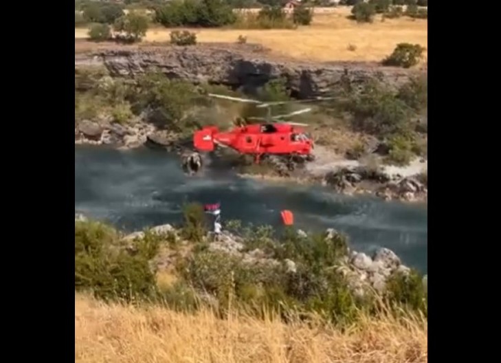 DIRLJIVA SCENA NA OBALI MORAČE: Trobojkom na obali Morače dočekao helikopter iz Srbije (VIDEO)