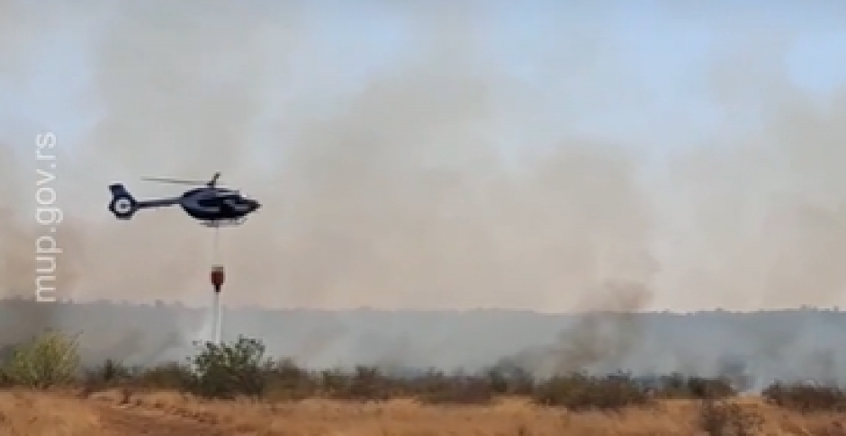 MOĆNI SNIMCI IZ VAZDUHA Gledajte kako helikopteri MUP Srbije gase požare u Kladovu i okolini (VIDEO)