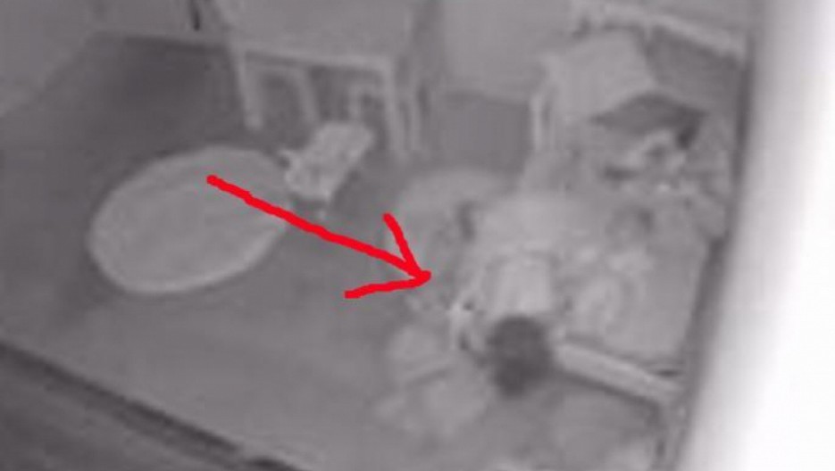 DETE JE NEŠTO POVUKLO ISPOD KREVETA "Ovo je tako jezivo!" - Otac tvrdi da je reč o paranormalnom (VIDEO)