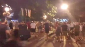 NOĆ LUDILA U VRBASU: Blokaderi naoružani motkama provociraju policiju! (VIDEO)