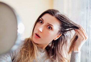 TRIKOVI ZA MASNU KOSU KOJE FRIZERI NE ŽELE DA ZNATE Besplatni su i deluju odmah, više je nećete prati svaki dan!