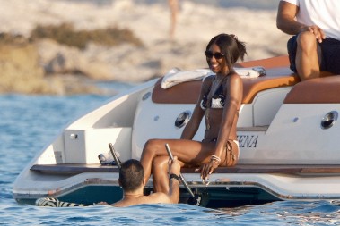 DEVOJKE OD 25 GODINA SANJAJU O OVAKVOM TELU  Naomi Kembel u 55. godini ne zna za starenje - niti sala, nit' celulita, a prava kao strela!