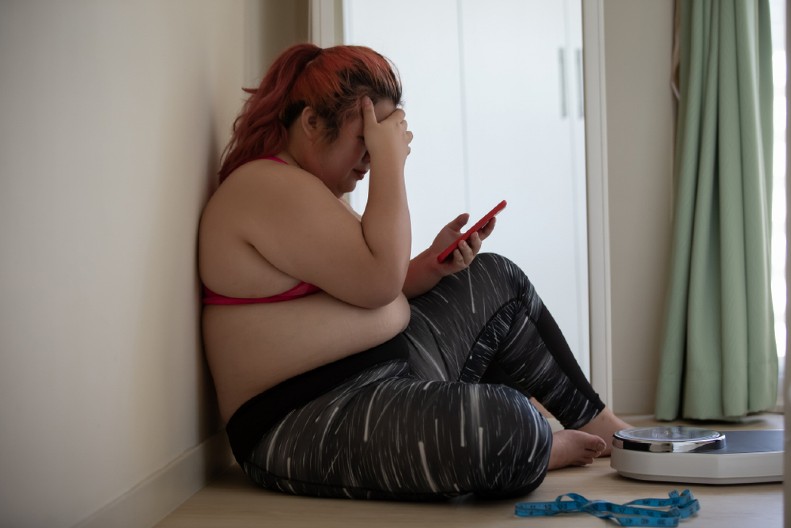 ŽENA PALA NA SUPRUGA I NIJE MOGLA DA USTANE ZBOG KILAŽE, ON UMRO OD GUŠENJA Pet muškaraca je dizalo sa njega