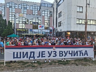 "ACO, SRBINE!" Veliki broj ljudi pred prostorijama SNS-a u Šidu - NE DAJU BLOKADERIMA DA IZAZOVU HAOS (VIDEO)