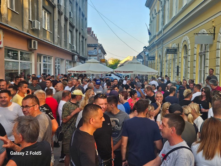 HILJADE LJUDI USTALO DA BRANI SVOJE DOMOVE OD USTAŠA I BLOKADERA: Ustala Subotica, Sombor, Bač, Ruma, Šid...