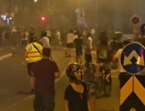 BLOKADERI NAPALI TOPOVSKIM UDARIMA I BAKLJAMA! Povređen policajac u napadu huliganskih blokadera na SNS u Novom Sadu