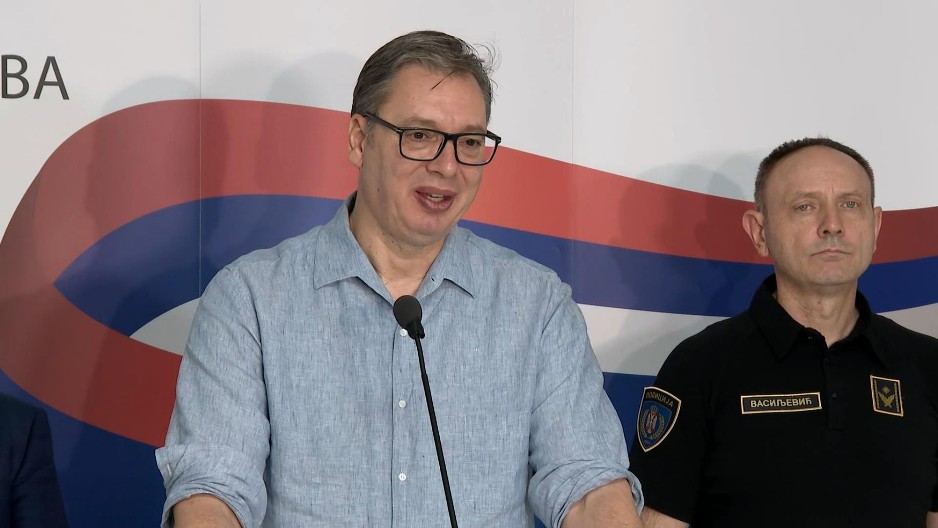 "PREKO 60 POVREĐENIH GRAĐANA U PROSTORIJAMA SNS , LJUDI PLIVAJU U KRVI" Vučići: Blokaderi su koristili razne vrste oružja, milosti za nasilnike neće biti!