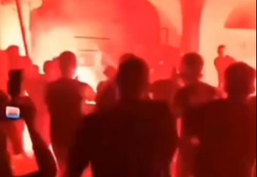 BLOKADERI TERORISTI PROBALI DA SPALE ŽIVE LJUDE Zapalili prostorije SNS u Novom Sadu, PA MOTKAMA KRENULI NA NAROD