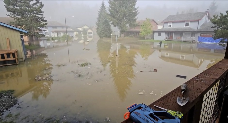 ALJASKU POTPUNO PARALISALE POPLAVE, GRAD U PRIPRAVNOSTI Procena štete je u toku (FOTO/VIDEO)