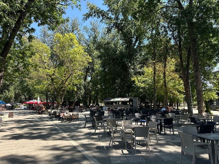 "UPAO JE U KAFIĆ I POČEO DA PRETI PIŠTOLJEM" Drama na plaži u Čačku, preplašeni gosti panično bežali (FOTO)