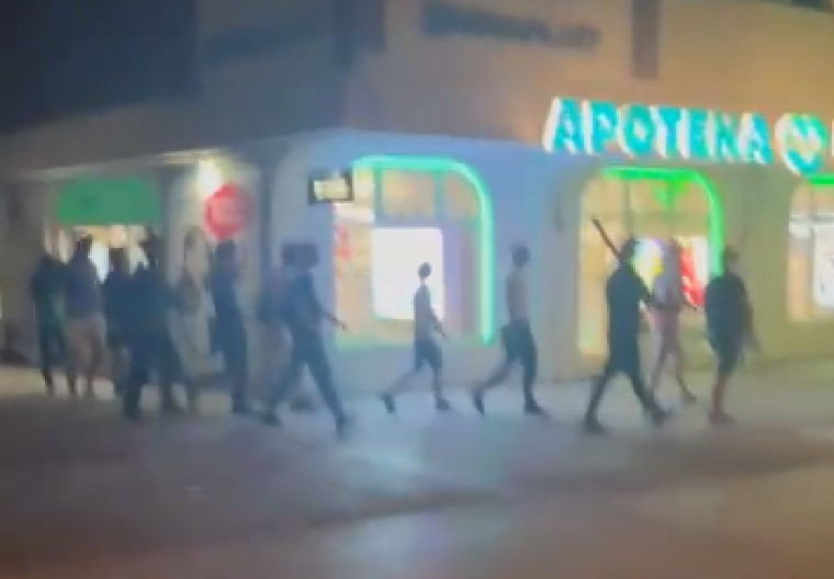 HAOS U NOVOM SADU! 200 maskiranih huligana BLOKADERA krenulo prema prostorijama SNS u Novom Sadu (VIDEO)