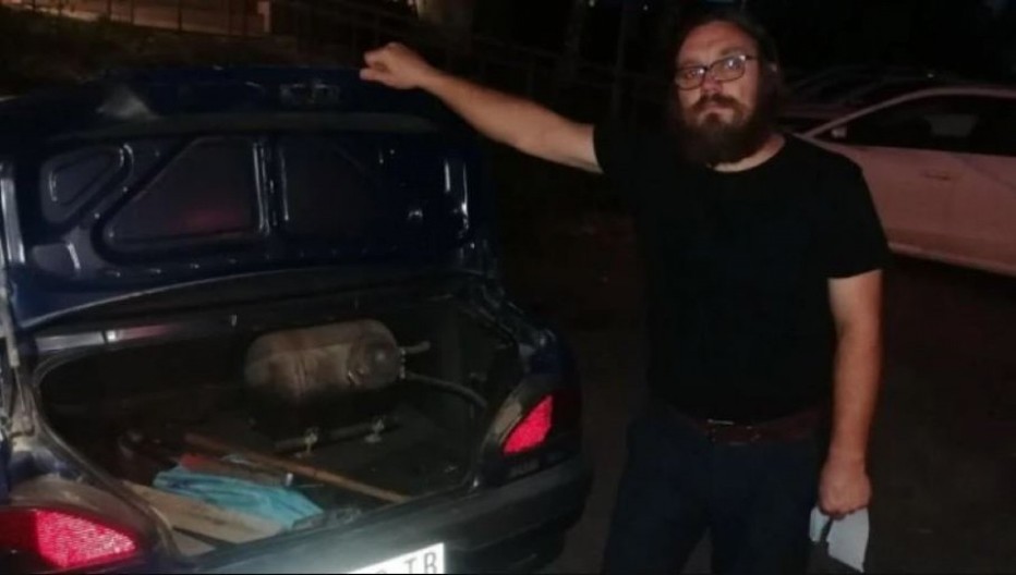 BLOKADERSKO NASILJE NA DELU! Sveštenik uhvaćen sa oružjem za sukob sa državom (FOTO)