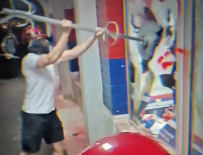 "DIVLJACI KOJI KRIJU LICA RAZBIJALI PROSTORIJE, OVO JE FAŠIZAM" Vučević objavio snimak iz Novog Sada: Pobediće Srbija ovo zlo!