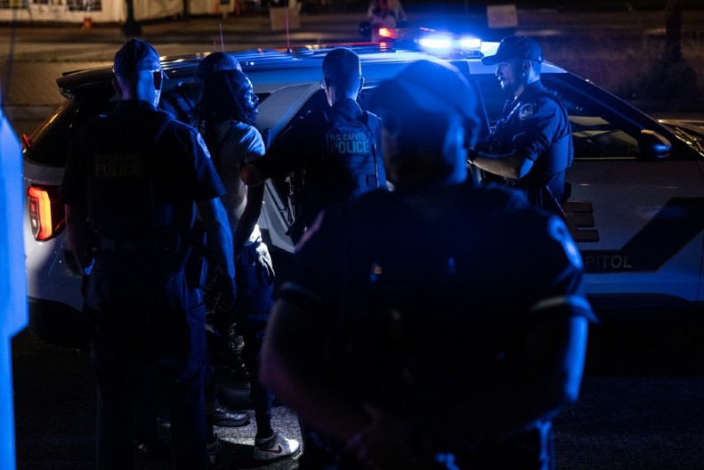 NEMILE SCENE U VAŠINGTONU Krenula masovna hapšenja, protesti eruptirali na ulicama (VIDEO)