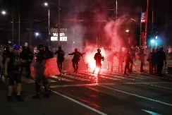 NOĆ KRVAVOG NASILJA BLOKADERA! Povređena najmanje 42 policajca, žele Majdan u Srbiji!