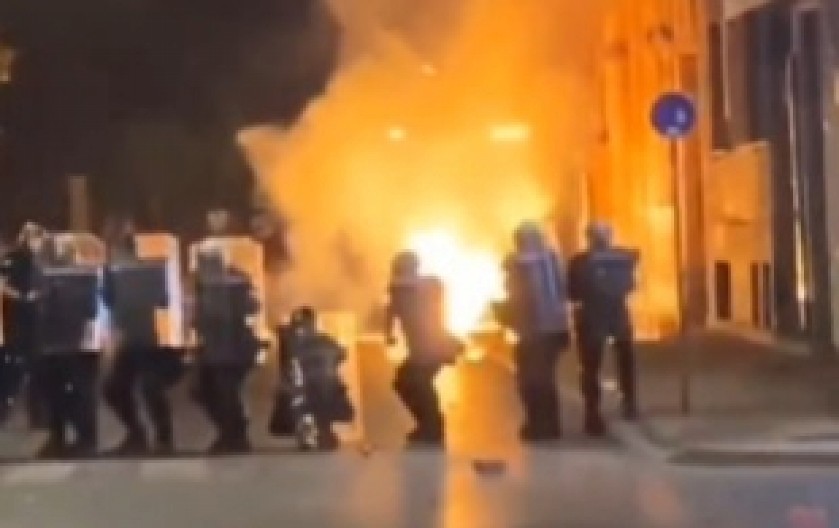 POGLEDAJTE KAKO BLOKADERI HULIGANI GAĐAJU POLICIJU Sve snima nalog Filozofskog u blokadi - ZASIPAJU ih staklenim flašama! (VIDEO)