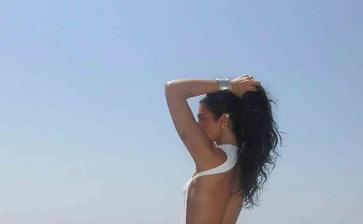 SVI JOJ GLEDALI U ZADNJICU Kontroverzna pevačica ne prestaje da šokira, maltene udata, a evo šta radi u javnosti