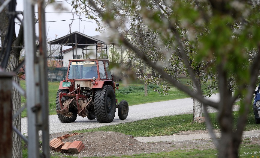 DETE ISKOČILO IZ PRIKOLICE PRAVO PRED AUTOMOBIL Otac je  zaustavio traktor na putu, a dečak je to iskoristo