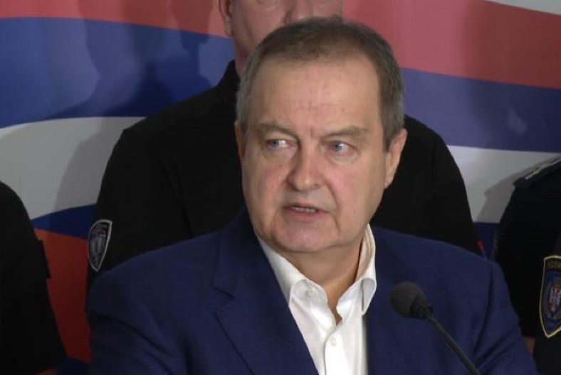 BRUTALNI NAPAD, NE SAMO NA POLICIJU, VEĆ I NA DRŽAVU SRBIJU Dačić: Povređeno je 75 policajaca, privedeno 114 izgrednika