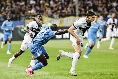 "NOVI VAN DAJK" NA ENFILDU Liverpul istresao još 35 miliona evra