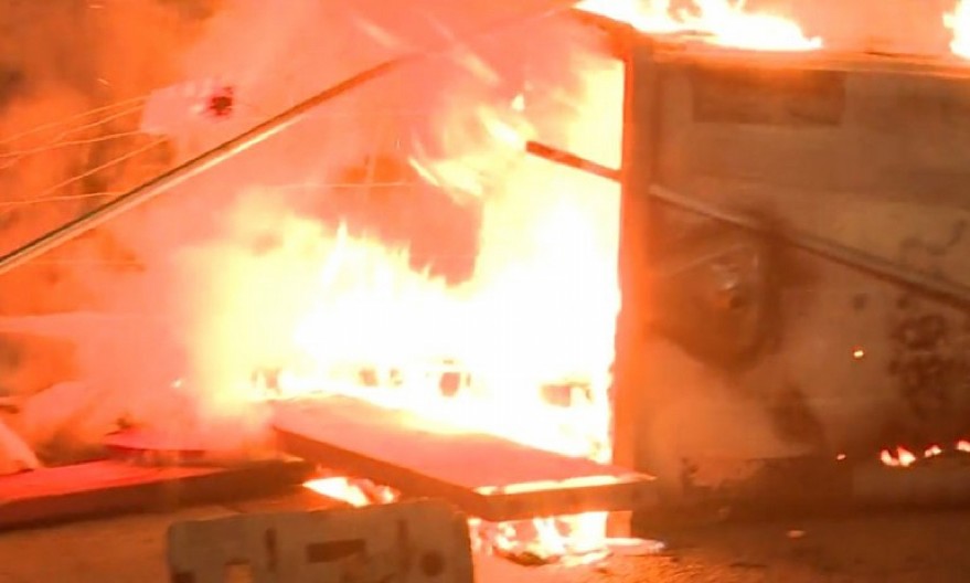 POKUŠAJ UBISTVA POLICAJCA: Blokader topom napao službenike a potom zapalio drvo - jezive scene u Beogradu